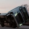 大型トラックで片輪走行!ボルボ トラックならこんな走りも!?
