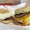 マクドナルドのメガマフィンを実食レビュー。朝より夜に食べたいです。【朝マック】