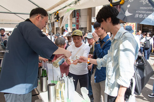 20回目の地酒と食の祭典にぎわう　「越後・謙信SAKEまつり」上越市高田本町商店街で開幕