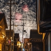 路地から眺める花火