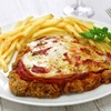 ミラネーサ・ナポリターナ（南米の肉料理14）　ナポリターナの名前がありますが，ブエノスアイレス発祥のアルゼンチン料理．1930年代または1940年代に「ナポリ」というレストランで考案されたとされています．そのため，この名前が付けられました．  昨日取り上げたミラネーサの上にハムのスライス，酸味の効いたトマトソース，厚切りのモッツァレラチーズをのせ，オーブンで焼いてチーズを溶かした一品です．　