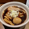 【今週のラーメン４８１９】人類みな麺類 東京本店（東京・恵比寿）micro 焼豚一枚のせ ＋ 特選こだわり煮玉子 ＋ 替え玉　〜ワイルド感覚に上品さが溶け込む大阪高井田系オマージュ？痛快なにわのブラック拉麺！