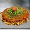【お好み焼 楽素太】赤黄緑のラスタカラーが目印のお好み焼き店。人気№2のJAPANは梅干しが乗って夏にピッタリ(佐伯区五日市中央)