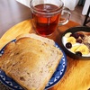 今日の朝食ワンプレート、くるみブレッド、紅茶、バナナブルーベリーシリアルヨーグルト