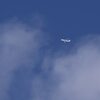 青空と雲に 高空の飛行機｜望遠での雲は...