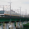 多摩川橋梁を走るE233系グリーン車付き電車