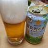 ビールを飲んで唐揚げを待つ