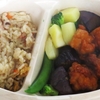冷凍の「五目ご飯と鶏と野菜の黒酢あん」を温めて食べました‥