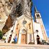 【美しすぎるイタリアの絶景！！】断崖絶壁に建てられた教会”Santuario Madonna della Corona”