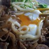 セブンイレブン「肉盛り！牛玉うどん（汁なし）」は牛丼のうどん版！