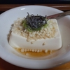 【絹ごし豆腐で冷や奴】　絹ごし豆腐に試しに天かす、めんつゆ、塩昆布、きざみネギを乗せたら、みんな普通に知ってる冷や奴でした。