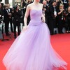 Elle Fanning captive dans robe princesse violet à Cannes