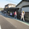 登校の風景：日差しが暖かい朝