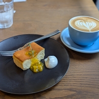 表参道駅からすぐのベーカリーカフェ「デュヌ・ラルテ」のチーズケーキとカフェラテを実食