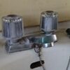 洗面所　水栓　水漏れのため交換　握って回すタイプからレバータイプに交換