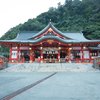 津和野の太鼓谷稲成神社    Shrine with many red gates 