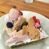桜餅のタルトとイチゴのロールケーキとコーヒー