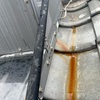居住空間の屋根の上にモノを載せるのはリスクが高いです。