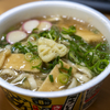 〈どん兵衛きつねうどん〉と葛粉を使って、京都風たぬきうどんを作ってみた。