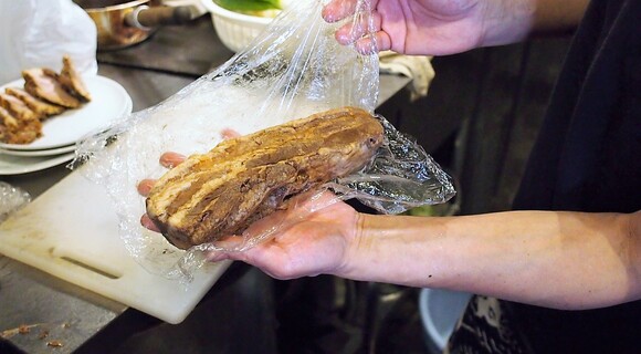 「つけ麺の元祖」大勝軒に自家製チャーシューのつくり方を教わってきた【料理人のまかないメシ】