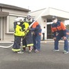 鈴鹿の児童が放水作業　防災服に身を包み火災の対処法を学ぶ