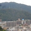山の遠景から見る土砂崩れの様子