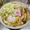 【今週のラーメン５８８９】中華そば みたか（東京・三鷹）ラーメン 半熟玉子 もやし 細葱 ＋ もやしピーマン竹の子皿 ＋ サッポロ赤星２本　〜地下に広がるこの空間は「古い」のではなく積み重ねられた時間が醸し出す「滋味」に満ちる！