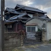 事故物件、作業場としての視察。雨水の流れ確認とカイアポプランター配置、集水のための改造模索。