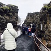 アイスランド　ゴールデンサークル日帰りツアー　シンクベェトクリル国立公園で大陸プレートの間を歩く