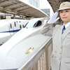 小さくてかわいい新幹線の女性運転士