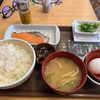 焼鮭たまかけ朝食にオプション納豆という納得のラインナップですき家の朝食を楽しもう！！