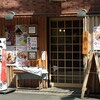 神田から御茶ノ水駅へ（グリーン電力，医科歯科大の壁画，いわてのポスター）
