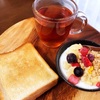 今日の朝食ワンプレート、4枚切りトースト、紅茶、バナナグラノーラヨーグルト