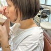     シンプルなミニボブに遊び心をプラス。    大人っぽく楽しむ、ポイントブリーチのアンブレラカラー