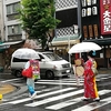 雨の人形町を賑やかす♪