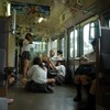 電車の中の高校生