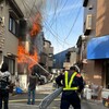 夜だるま速報/大阪府大阪市東淀川区大桐付近 住宅建物から黒煙あがる火災 消防車34台出動