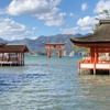 広島県 宮島 満潮 白波立つ海の上の 「厳島神社」、強い風が歓迎！ ザワついている海 感動です