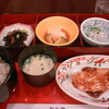 さんるーむ 新宿サブナード店／季節の魚御膳 かじきまぐろの生姜照り焼き／１１８０円／５８７kcal