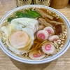【今週のラーメン５５７５】らーめん 高尾（東京・荻窪）らーめん 半熟玉子 青菜 ナルト増し ＋ メンマわかめ皿 ＋ まかないチャーシュー皿 ＋ サッポロ赤星２本　〜麦酒天国にハートフルでノスタルジックな中華そば！居心地最高空間！