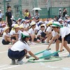 運動会⑪　２・４年生：ペア競技「ボールをはさんでペアでGO!!」