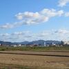 秋晴れのゆら野から見る三草山と社のまち