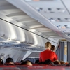 やりがちな航空機内での行動、今後もっと厳しく規制されるかもしれない