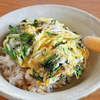 佐藤敬さんのカレー皿で薬味たっぷり玉子丼