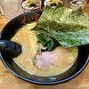 【今週のラーメン５４８８】せい家 三鷹店（東京・三鷹駅南口）らーめん ＋ 替え玉 ＋ おつかれ様セット ＋ キリンラガー２本　〜濃厚動物エキスのアピール！背景に聳える海苔！ひっそり隠れる青菜！中太麺のゆったりさ！