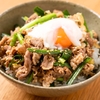 だいたい10分で作れる「夏のスタミナ丼」レシピ。甘辛で肉も野菜もご飯もガツガツいけちゃう