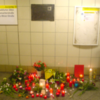 die kerzen wurden im u-bahnhof zum gedenken an den von neonazis ermordete hausbesetzer angezuendet. [ベルリン2013]