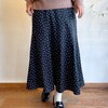 カジュアルにもきちんとしたい時にも使えるスカート。