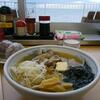 海を眺めながらラーメンを食べる