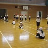 ２年生：体育　ゴム跳び遊び